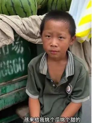 刷到郑州这个帮爷爷卖西爪的小朋友，一下子就被这个故事狠狠打动了。

7岁的硕硕，