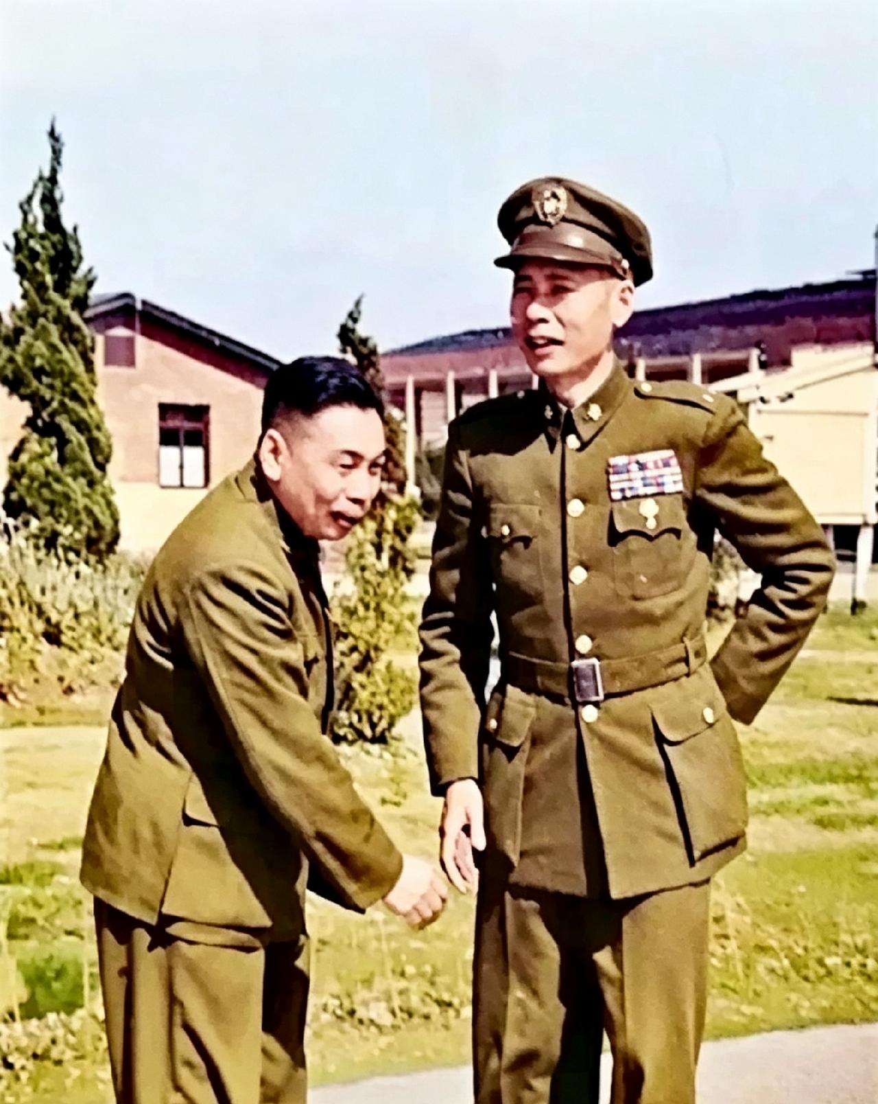 一张意味深长的握手照，左边蒋经国，身体微躬，伸手示好，右边白崇禧，手背身后，神色