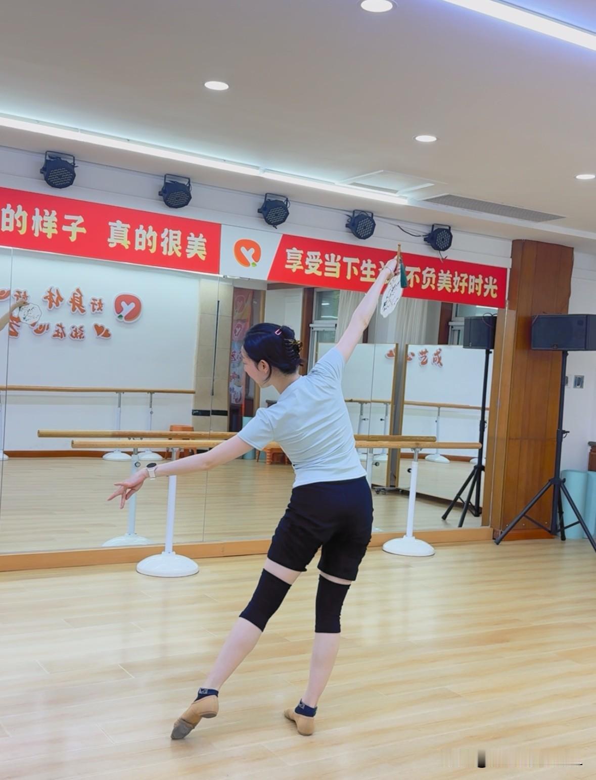 我发现，60岁一过，开始变老，真的应该找一份热爱。

今天去老年大学上课，看到有