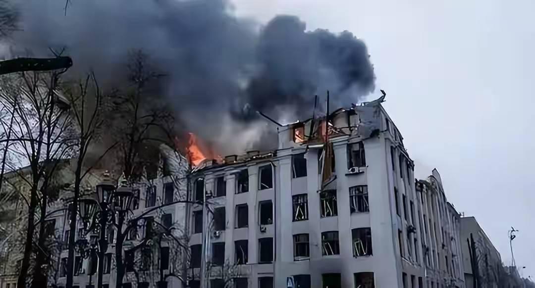 泽连斯基确实把乌克兰打成了废墟，把百姓拖进地狱，自己却靠战争续命、捞钱、当西方傀