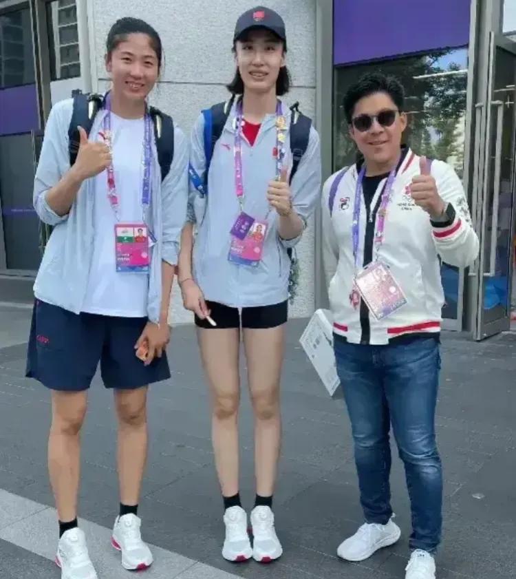 霍启刚在亚运会期间与两位女排选手合影，为何会引发网友的玩笑？有人质疑他的身高不够