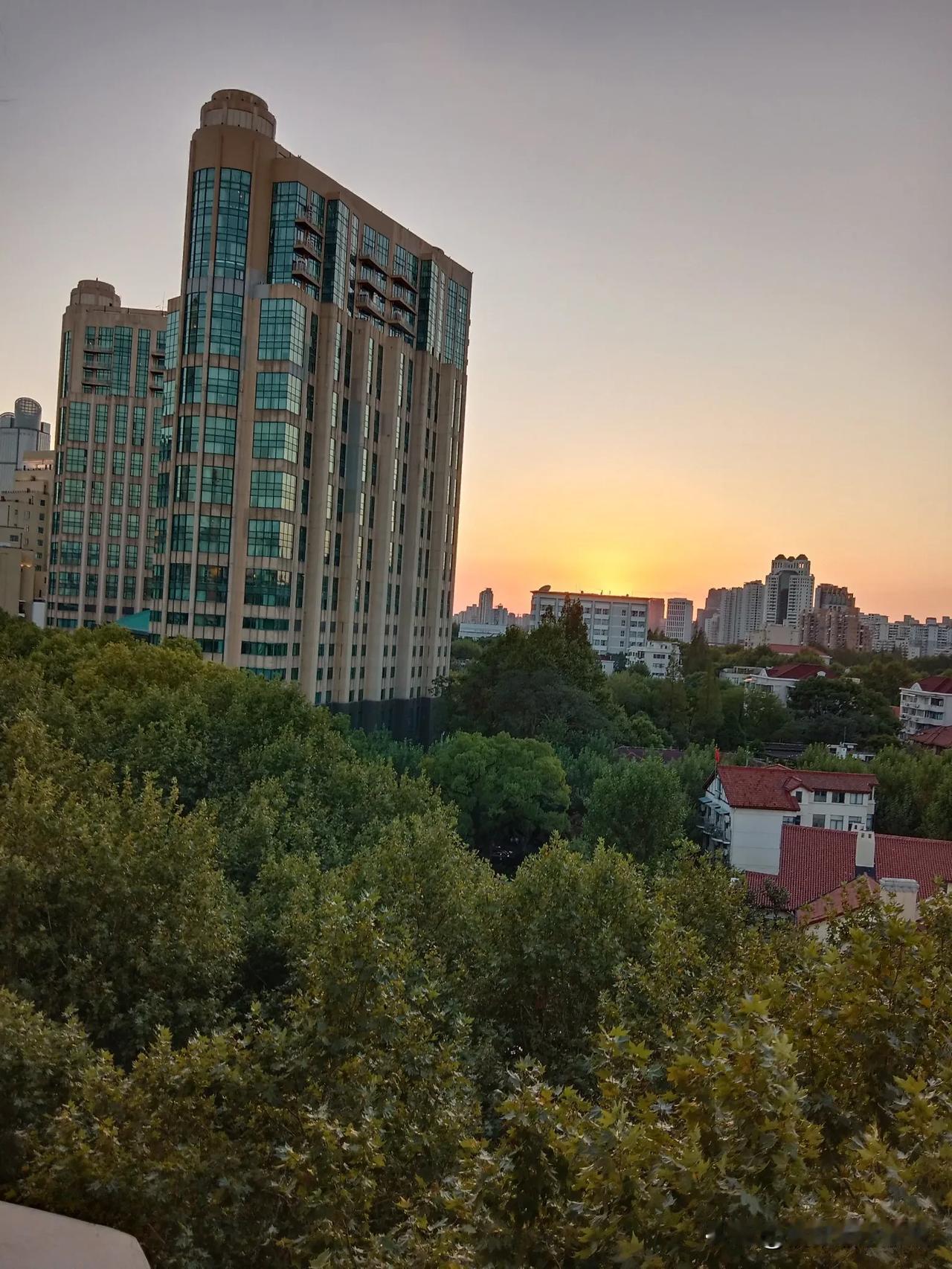 据说，按《周易》八卦的原理，香港、澳门只是景门，上海地处什么门？那是一个萝卜一个