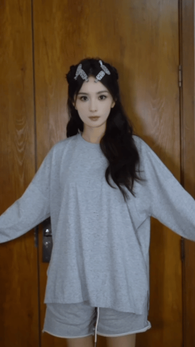 杨幂驼背从后面看还是有些明显还是工作强度太大了 ​​​