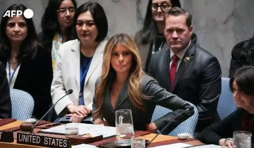 史上最丑陋的一幕！
这无疑是国际外交史上最荒诞丑陋的事！特朗普任内，美国政府俨然