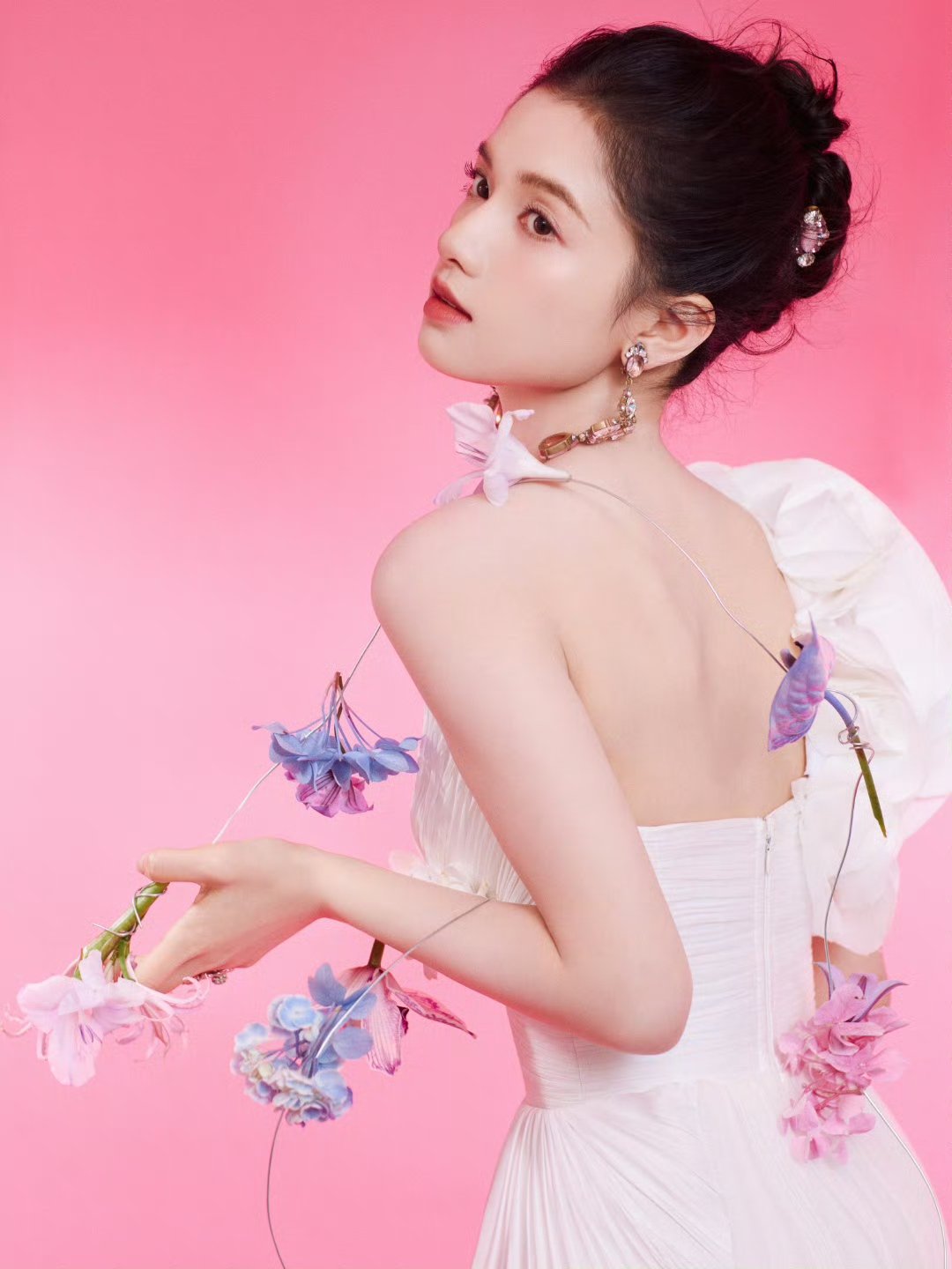 张婧仪白色单肩长裙张婧仪白色单肩裙绝对神女，太美太美了 ​​​