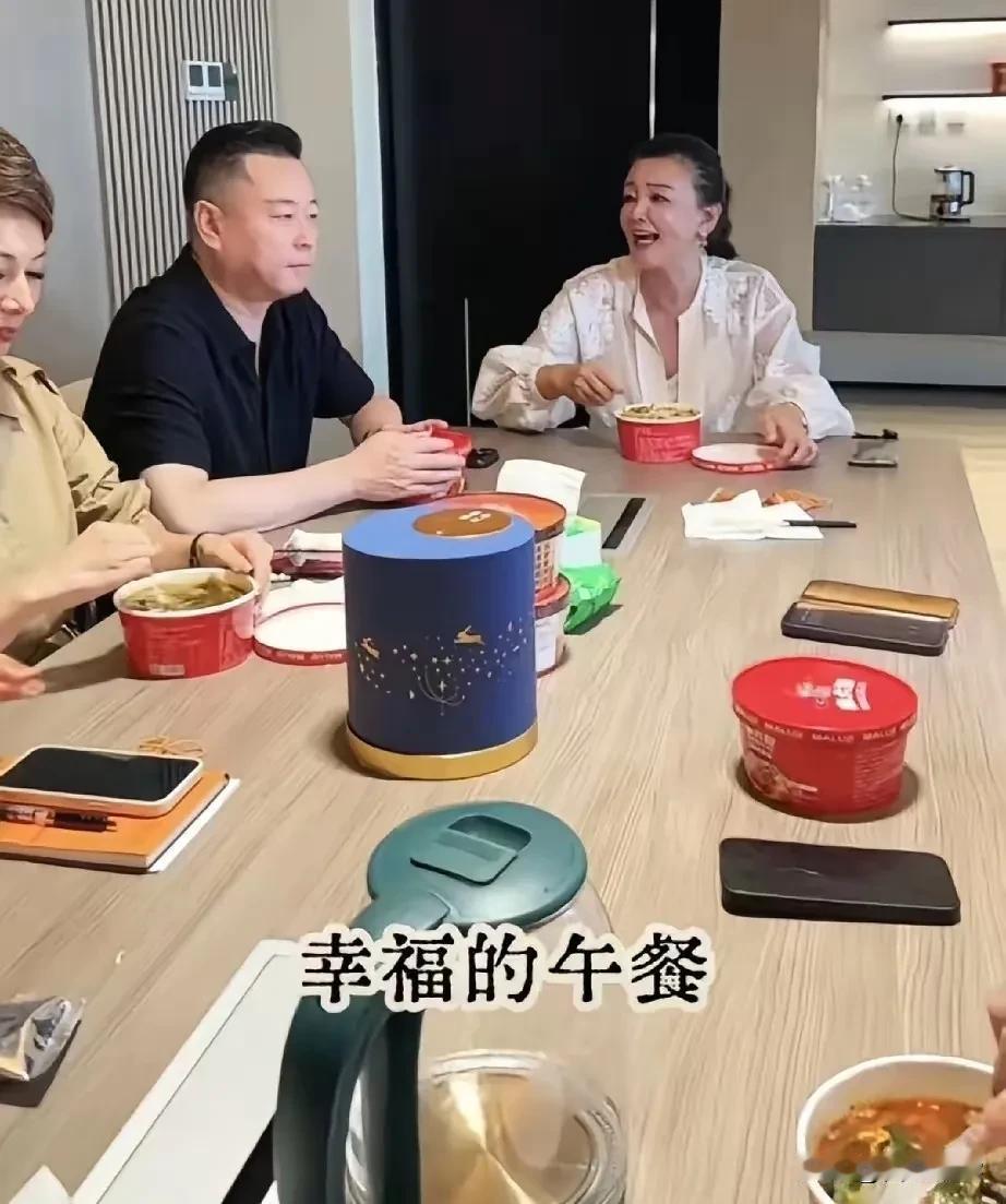 怎么说呢
看到战兰带着一众
麻溜记的高管们午餐吃的酸辣粉

不是心疼她吃饭凑合