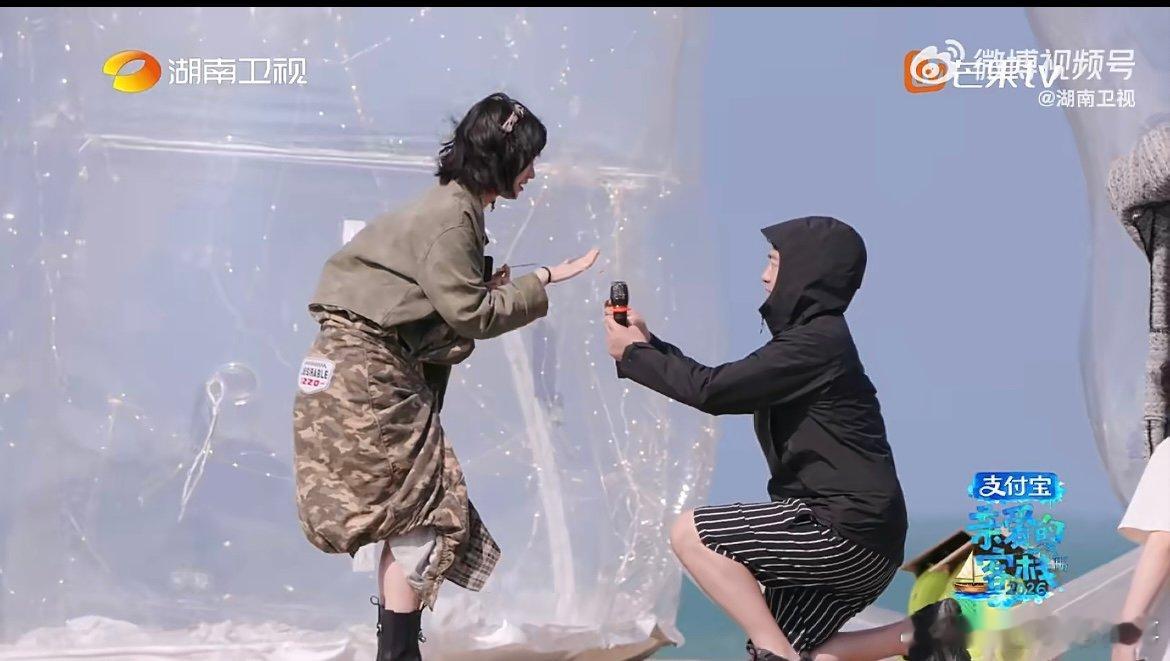 徐志胜救场黄灿灿 巧妙用幽默化解现场调侃，主动挺身而出帮黄灿灿解围，情商格局直接