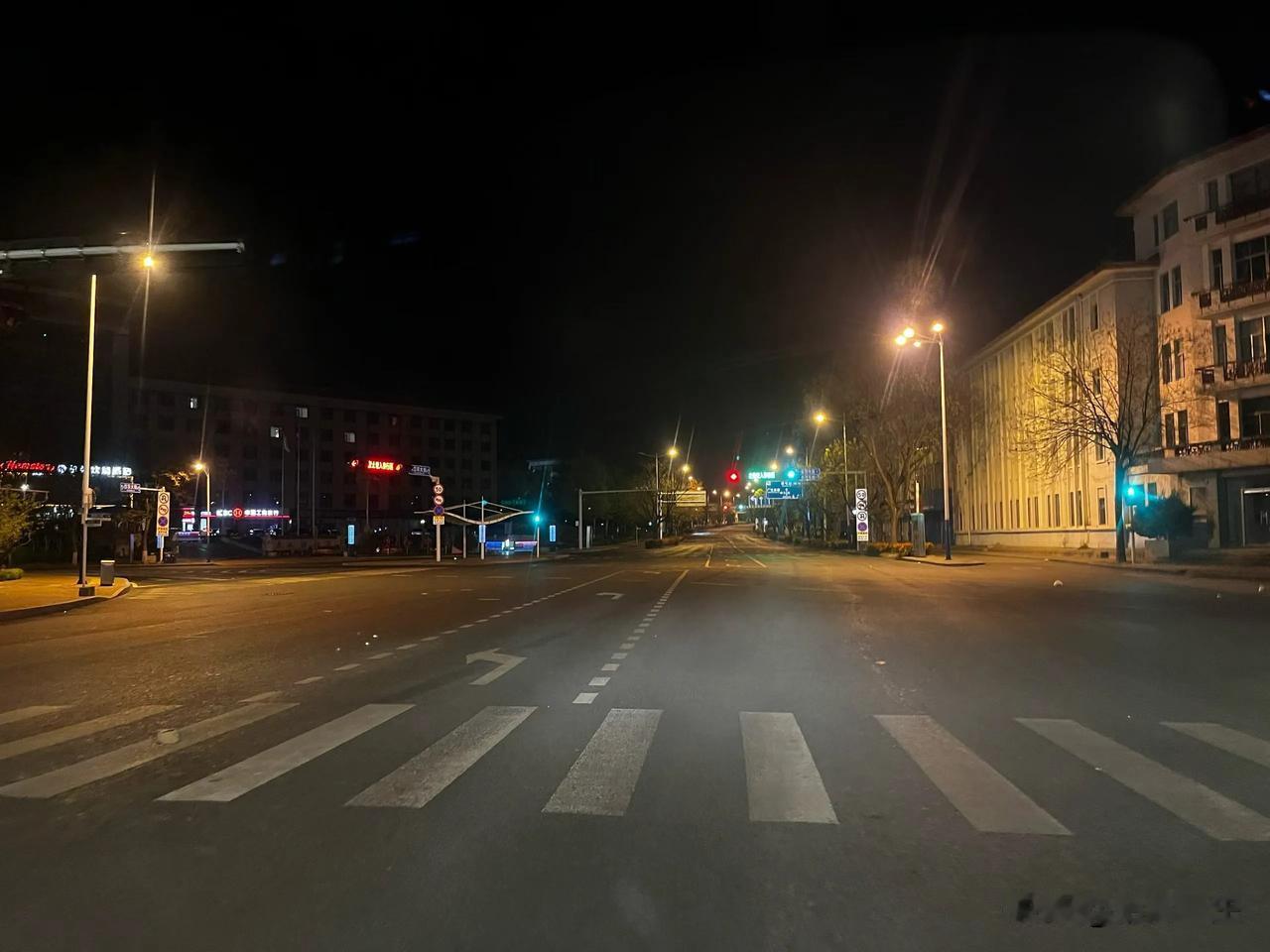 2026.04.11 05:27:34
天色尚蒙，晨光未亮。五点半的街头早已烟火