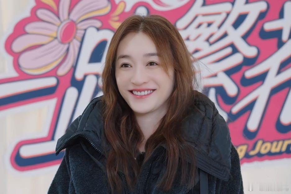李小冉反省自己一着急就会臭脸 李小冉笑起来的时候真的好甜呀，感觉是超标准的那种笑