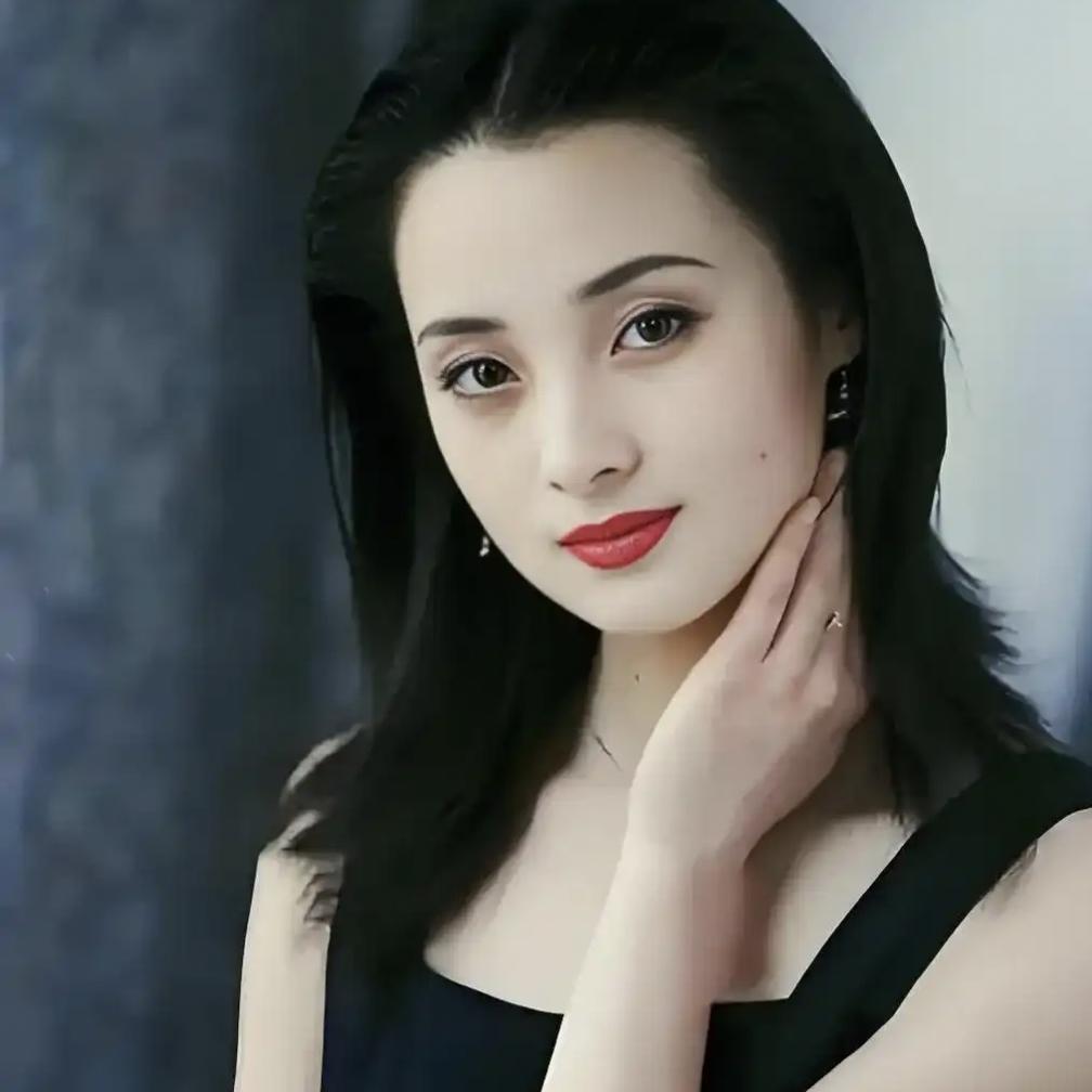 孙俪明明很像蒋勤勤
可是为什么整体看起来，大家都会觉得蒋勤勤是古装大美人，而孙俪