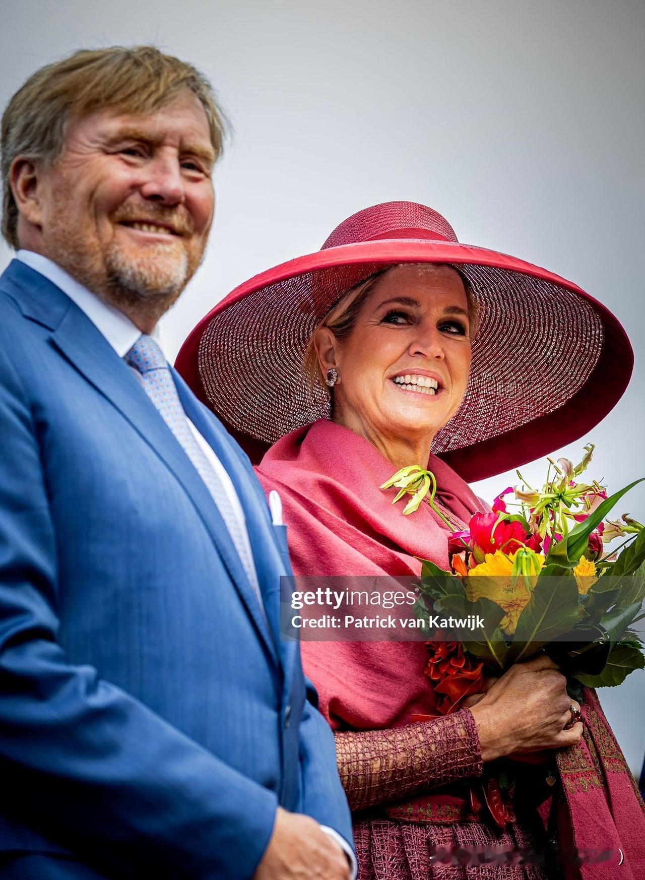 时尚感超强的马克西玛王后！前几天国王夫妇出席参观活动，王后的Natan红色连衣裙