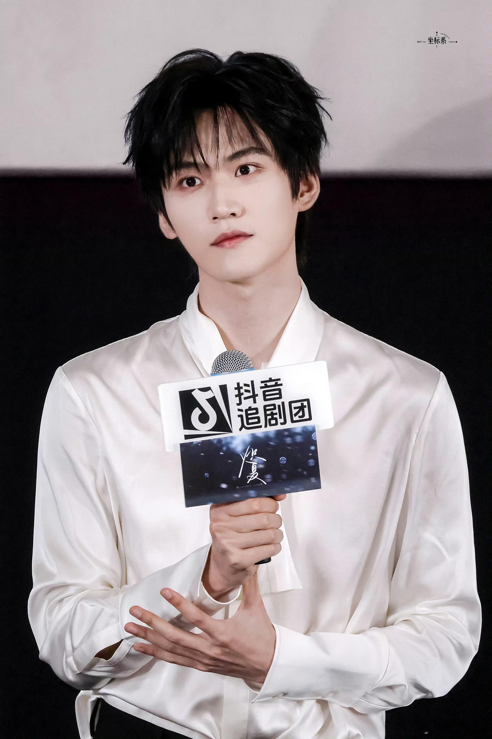 整部剧的氛围感全靠周柯宇撑住，一颦一笑皆是人物，细腻演技让陆西骁更加鲜活立体 炽