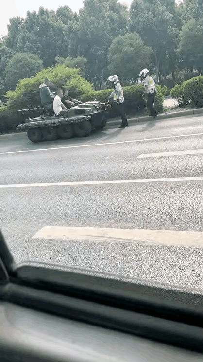 这应该是自己造出来的东西，厂家恐怕也没有生产这东西的，不过非常让人佩服，这几个人