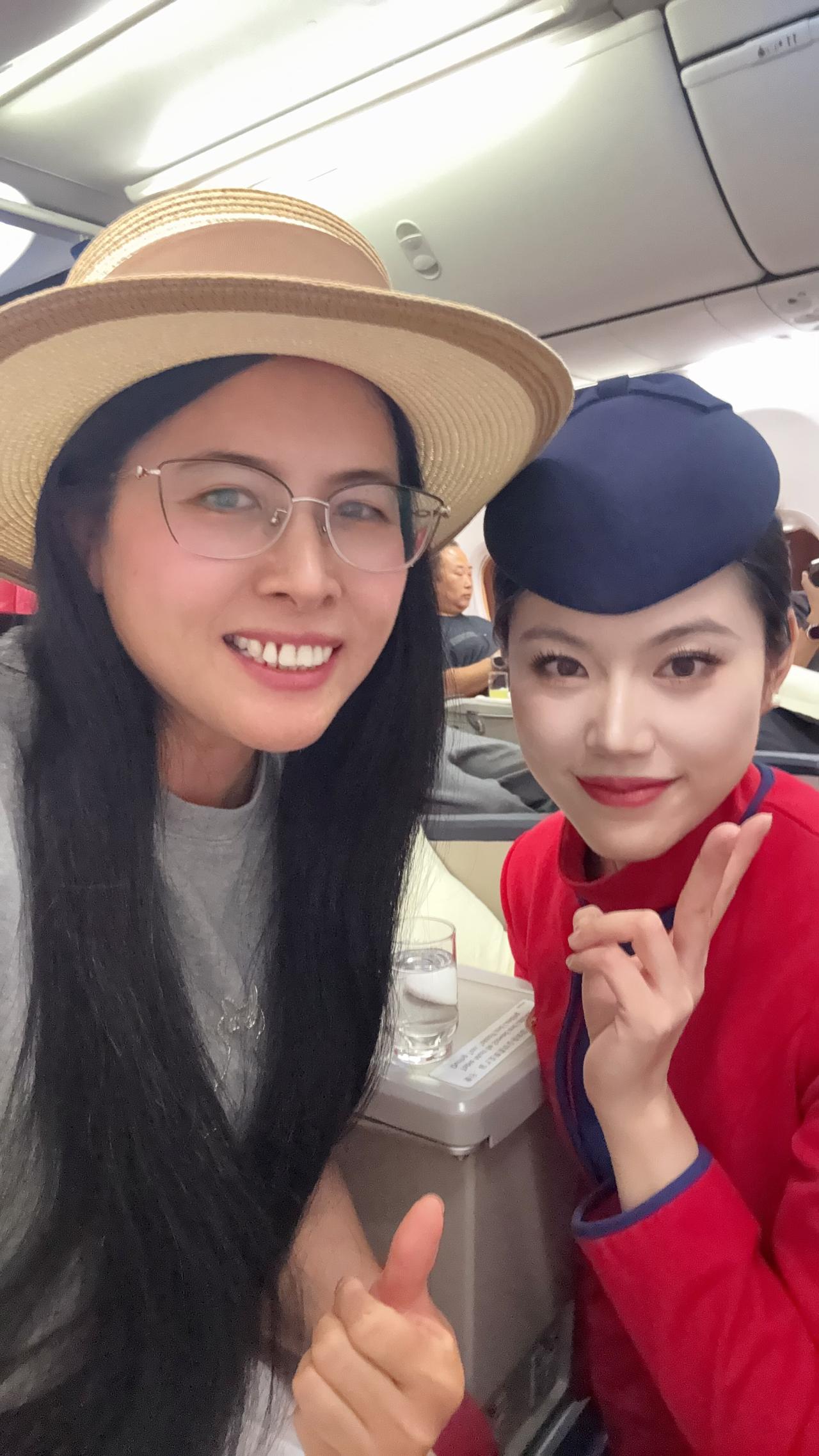 幸运day～

今天飞温州，
幸运的被升到头等舱啦[心]

拍到了很美的日落，