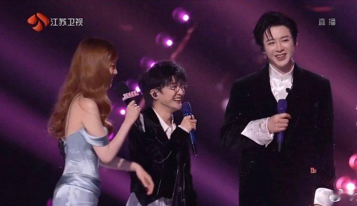 终于等到周深刘宇宁的合作舞台了舞台上的化学反应太绝了！周深的企鹅群舞萌趣十足，刘