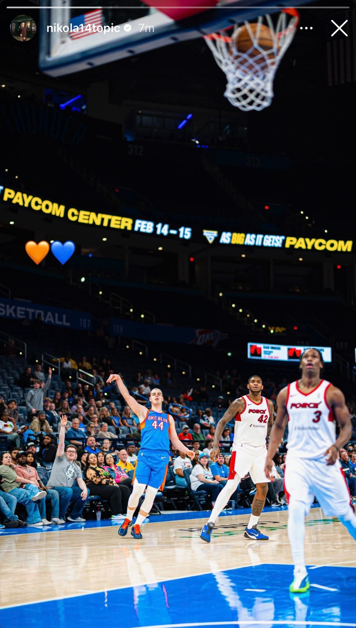 托皮奇晒自己的赛场照🧡💙雷霆vs太阳雷霆