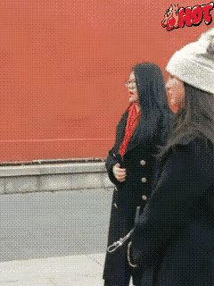 看看这母女俩的走路姿势，是不是特别有淑女风范？
母亲身体力行，为女儿做好了榜样，