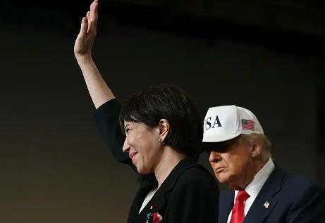 特朗普和高市早苗的互动真是茶余饭后的好谈资。10月28日他俩在“乔治·华盛顿”号