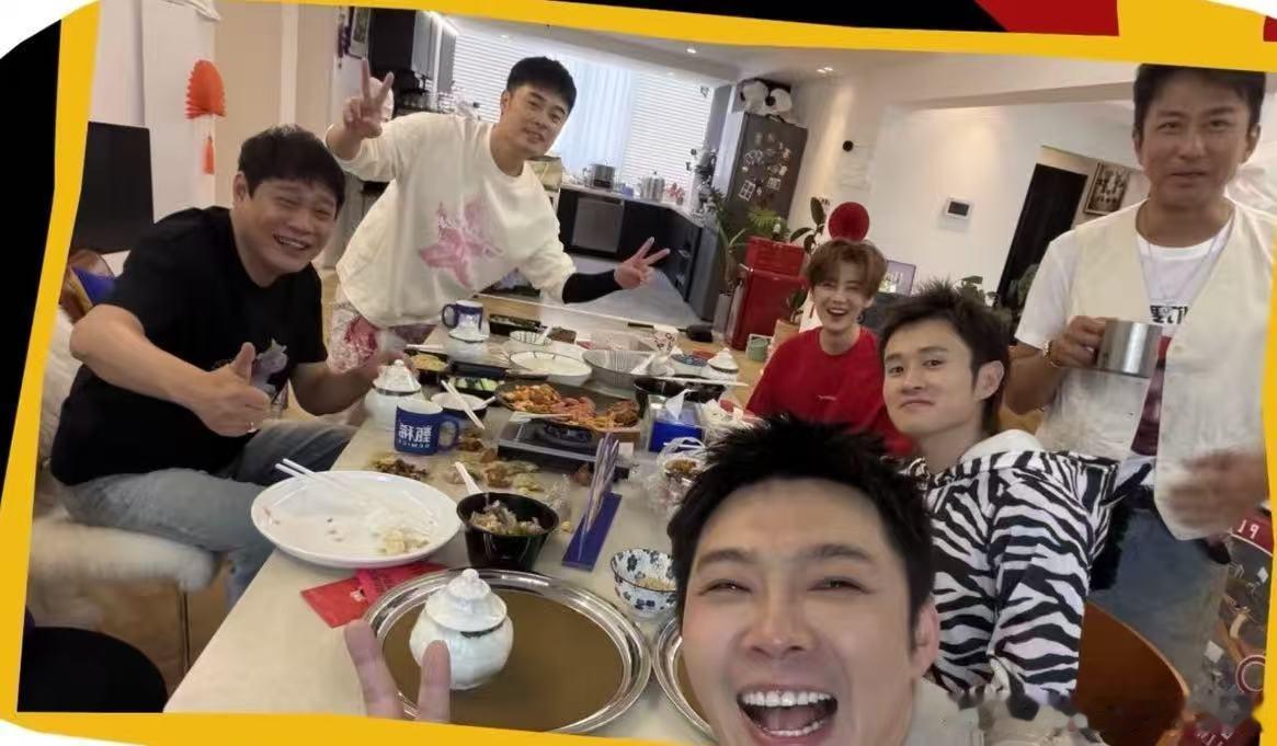 王勉晒拍立得欢迎大家回家哈哈哈哈哈 王勉晒拍立得欢迎大家回家，勉子视角下的五哈团