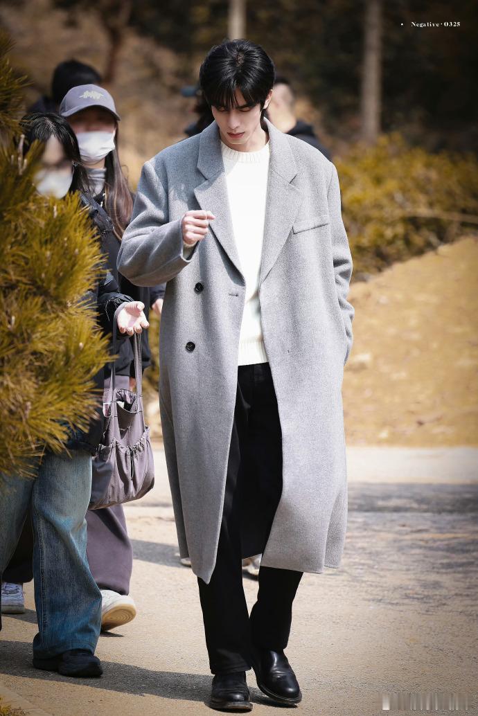 宋威龙一出场我天都亮了 谁懂啊！宋威龙一登场，整个世界都仿佛被点亮了。在《骄阳似