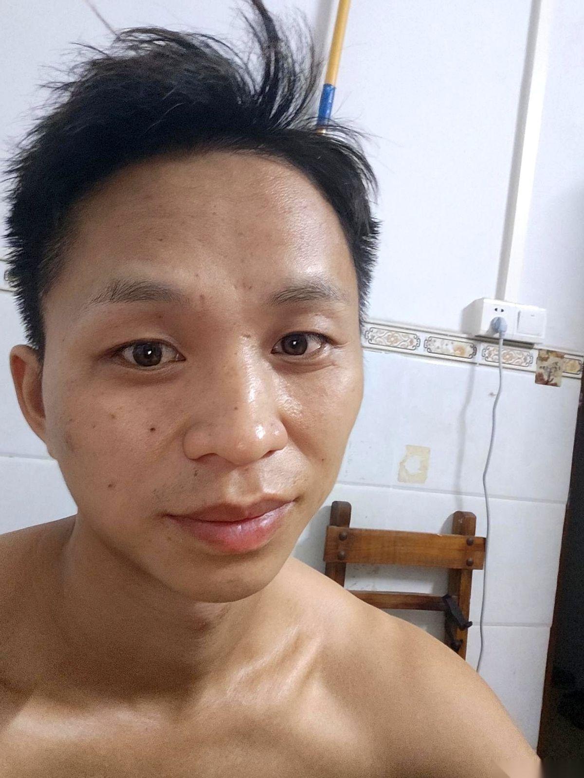 “我明天搬走，去东莞干临时工。”
听到这句话，被我借宿了不知多久的老同学，眼角的