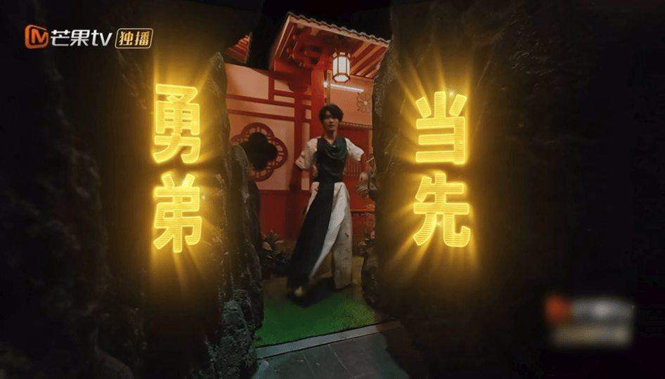 张真源嘴上说不怕身体很诚实    嘴上逞强，一遇到惊吓瞬间本能反应拉满，下意识往