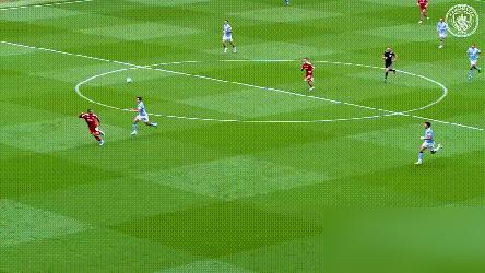 萨拉赫不是老了，他是被踢出了核心代码。年轻的胡桑诺夫，直接用身体，焊死了他的江湖