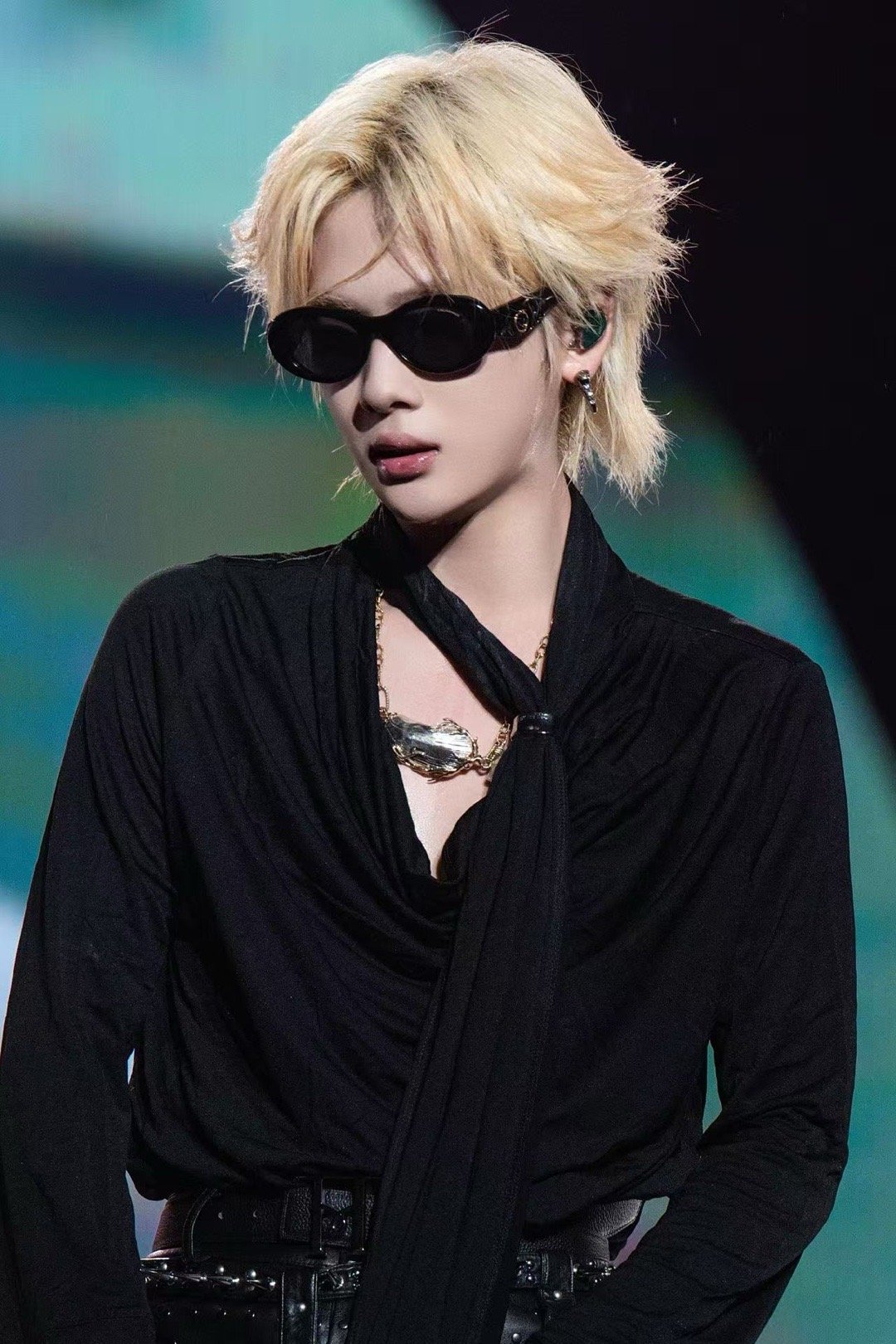 周震南的Y2K美学从来不会让人失望！皮裤上密布的钉子像是未来的代码，在他身上写满