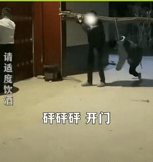 半个小时前还在酒桌上逞能，没下桌就成了死狗。
被人家用一根绳子吊着抬回来了，这多