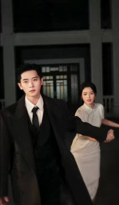 丞磊新剧皮衣背后掐脖看爽了 丞磊把军阀的桀骜演透了！《玉簟秋》皮衣背后掐脖，挺括