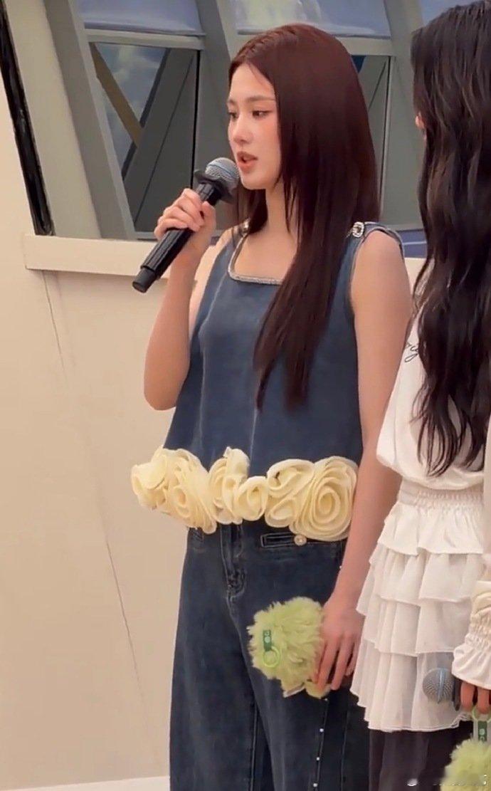 张慧雯回应浪姐舞台上偷笑张慧雯回应在舞台上偷笑 张慧雯回应在舞台上偷笑，称以为淘