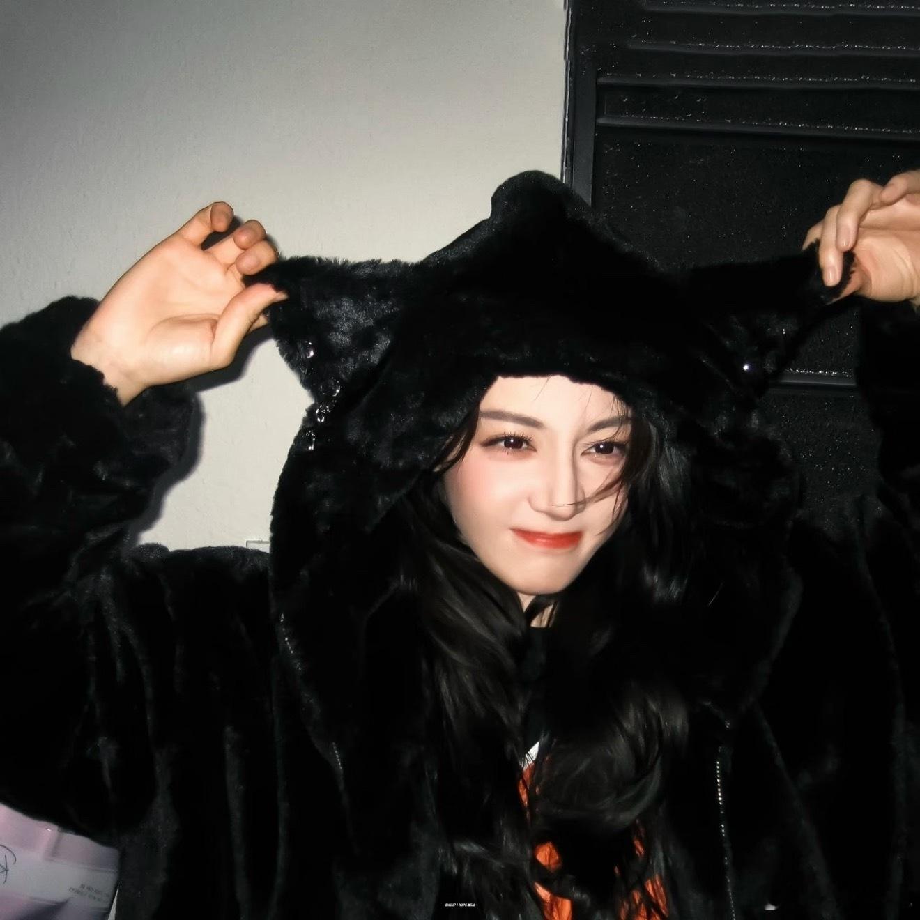 谁给迪丽热巴买的手机壳“有趣的灵魂万里挑一”美丽的外表掩盖不住迪迪的奇奇怪怪可可