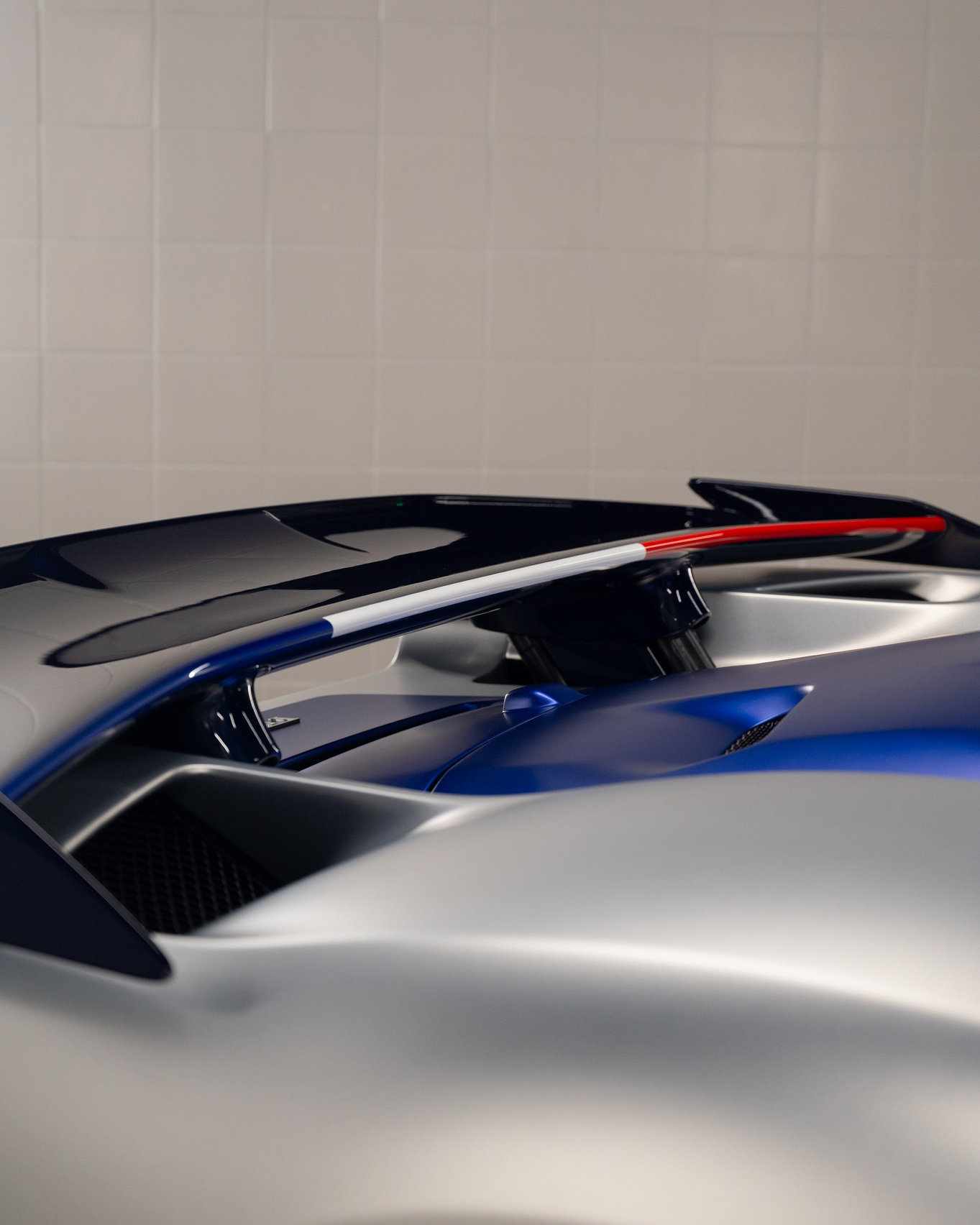Ferrari F80油漆：Sanu Silver Opaco/Blu Elet