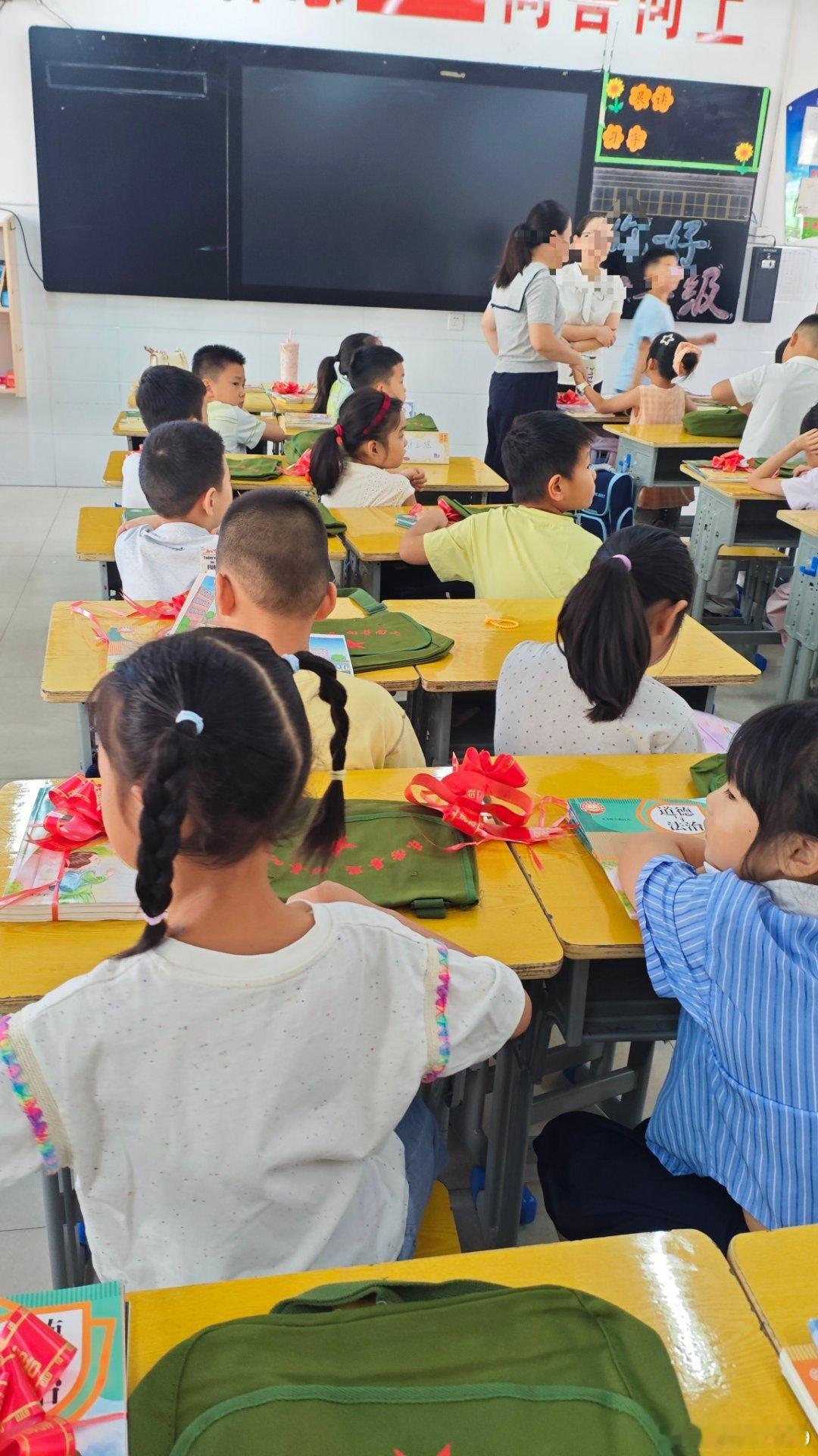 早餐吃了香蕉饼，喝了牛奶就去了学校报道，进了校门满满的仪式感，我没拍，同班有仨幼