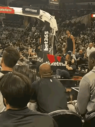 文班亚马的头身比接近1/11左右～～～～世界上静态天赋最好的篮球运动员

网友：