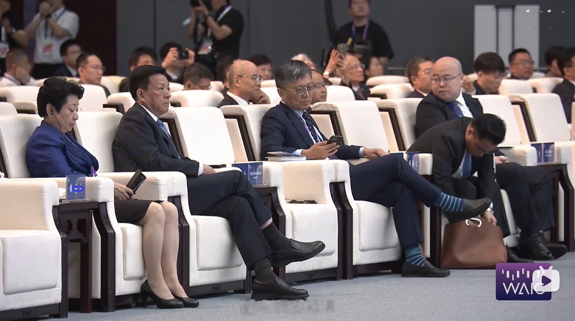诺奖得主，AI教父辛顿在台上讲。这第一排没好好听讲呀。 ​​​