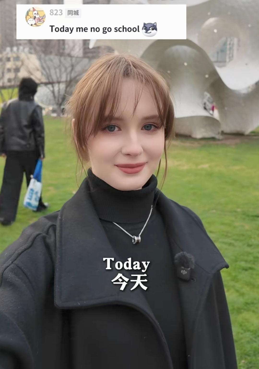 一位外国小姐姐被中式英语逗得合不拢嘴，但是她精准的理解了其中的含义，否则也不会笑