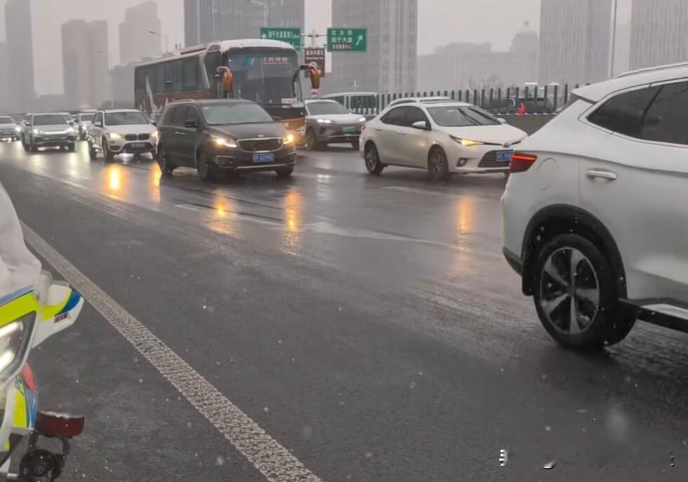昨天大雪天，南通是省内为数不多交通基本保持通畅的城市，高架道路基本和往常一样车水
