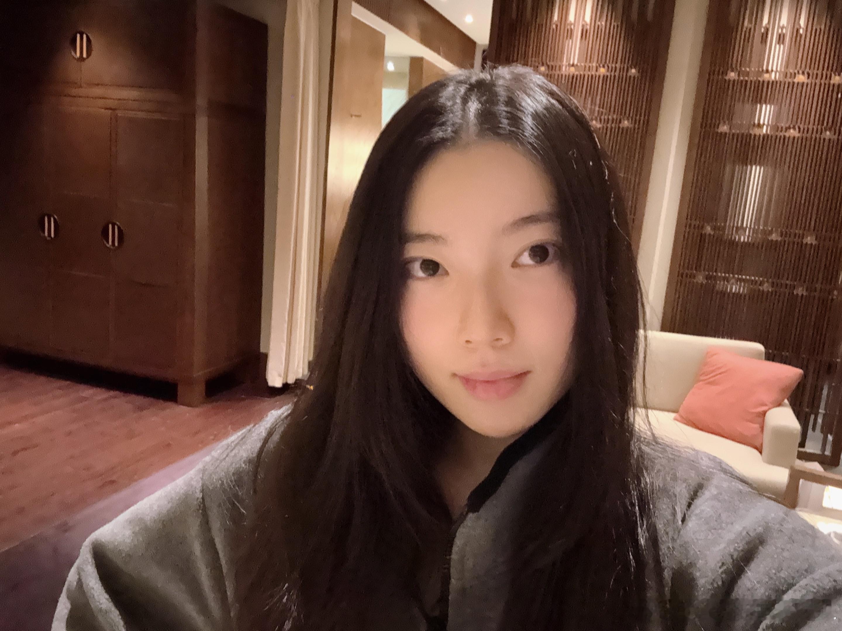 请叫我听劝的机智小飞，今天澡就不打算洗喽。因为我找了一家头疗店把头洗了嘿嘿。8点