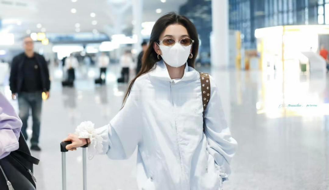 宋祖儿 机场宠粉路透机场得知站姐开站一周年，当场蹲地翻箱送小礼物，穿搭水滴蓝（应