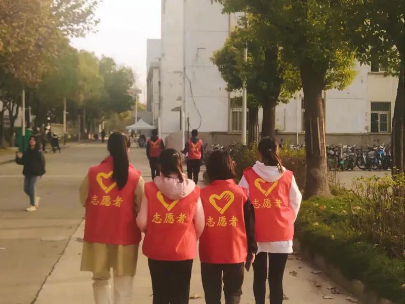 在寒冷的冬日，有哪些平凡人温暖了我们的生活？让我们跟随几位志愿者的脚步，感受那些
