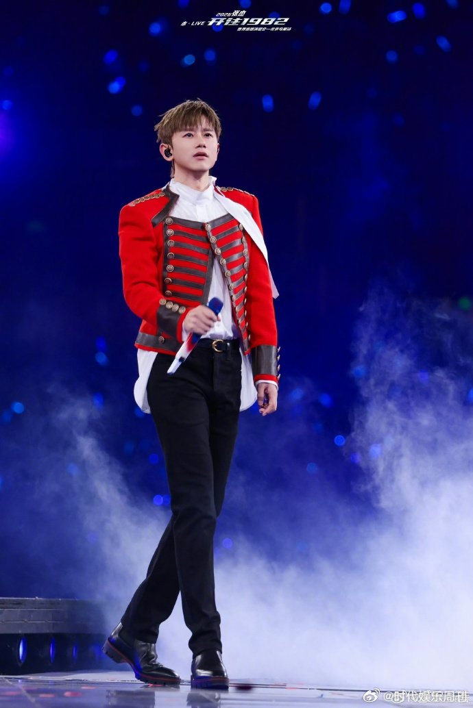 张杰昨天高尔夫今天鸟巢演唱会昨日绿茵场上的从容，今日鸟巢之中的热烈，张杰用实力诠