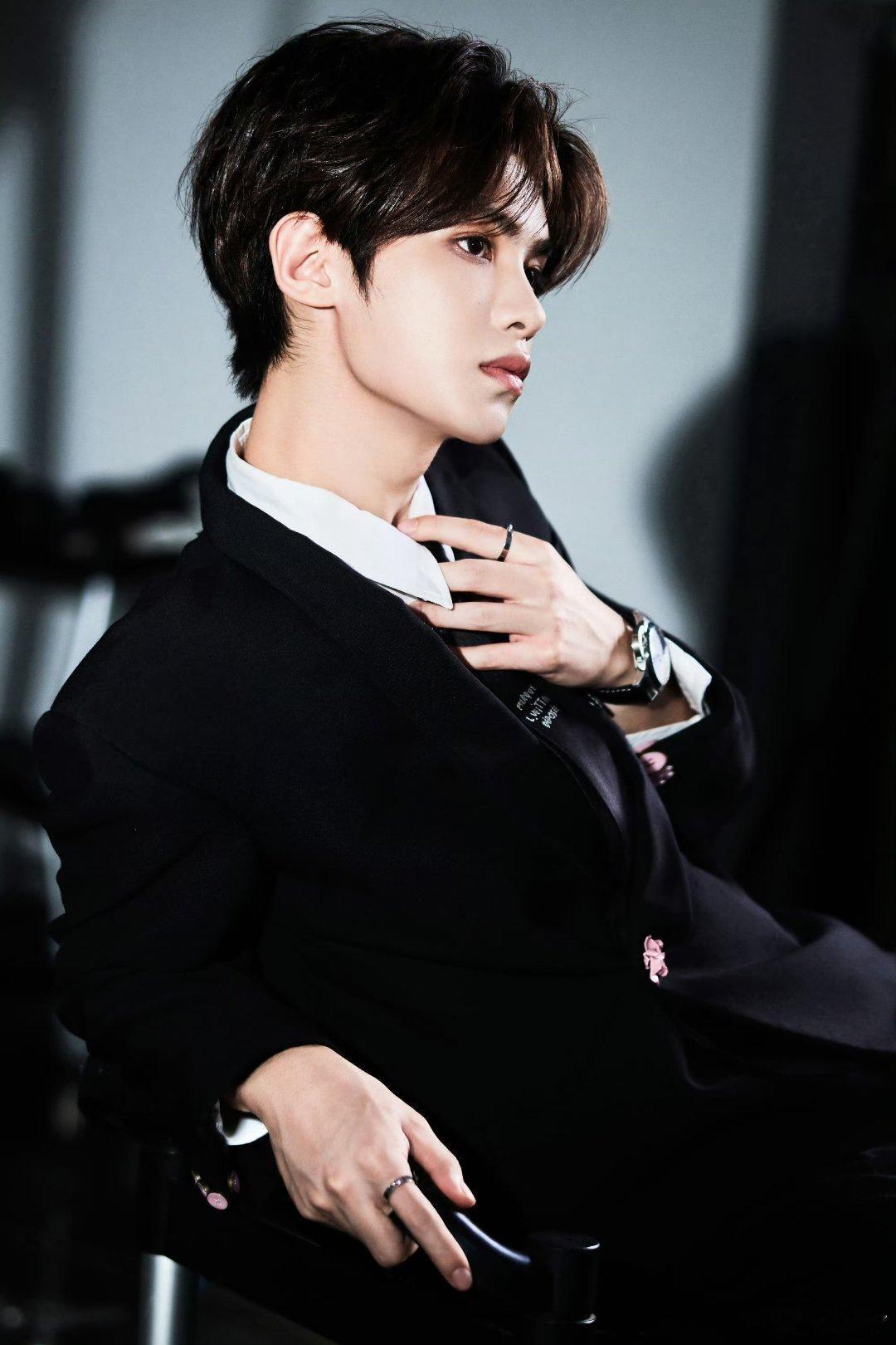 黄明昊  金鸡奖红毯造型，帅气小王子一枚呀 