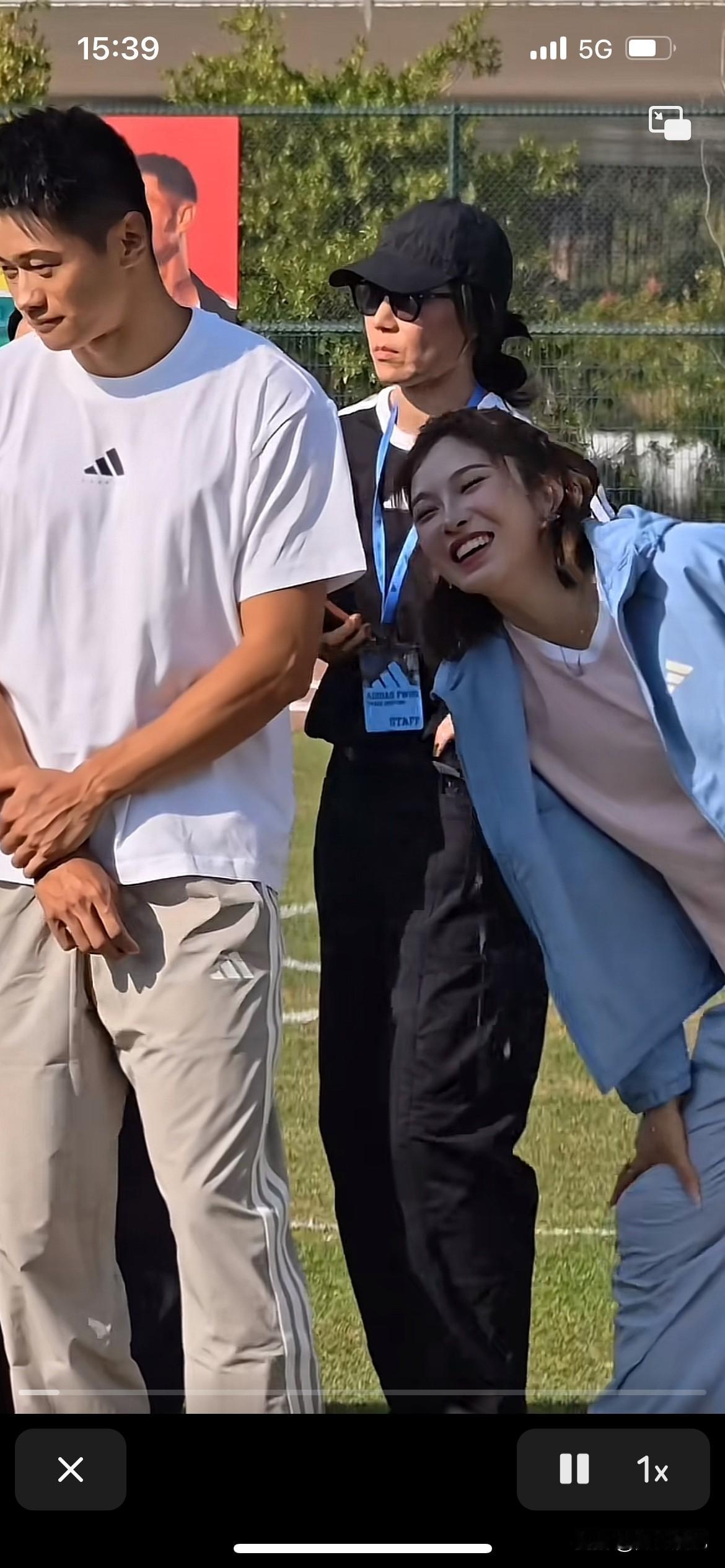 吴艳妮老师靠在谢震业的背上撒娇，这样的冠军，亚军，季军一个运动员不值得大家喜欢吗