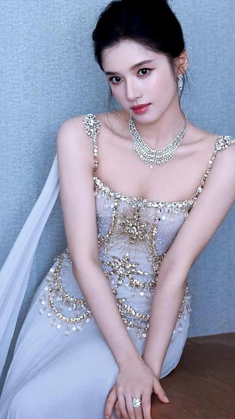 张婧仪白玉兰造型封神✨鎏金珠纱宛如出逃公主
谁能被张婧仪这组红毯写真狠狠拿捏住！