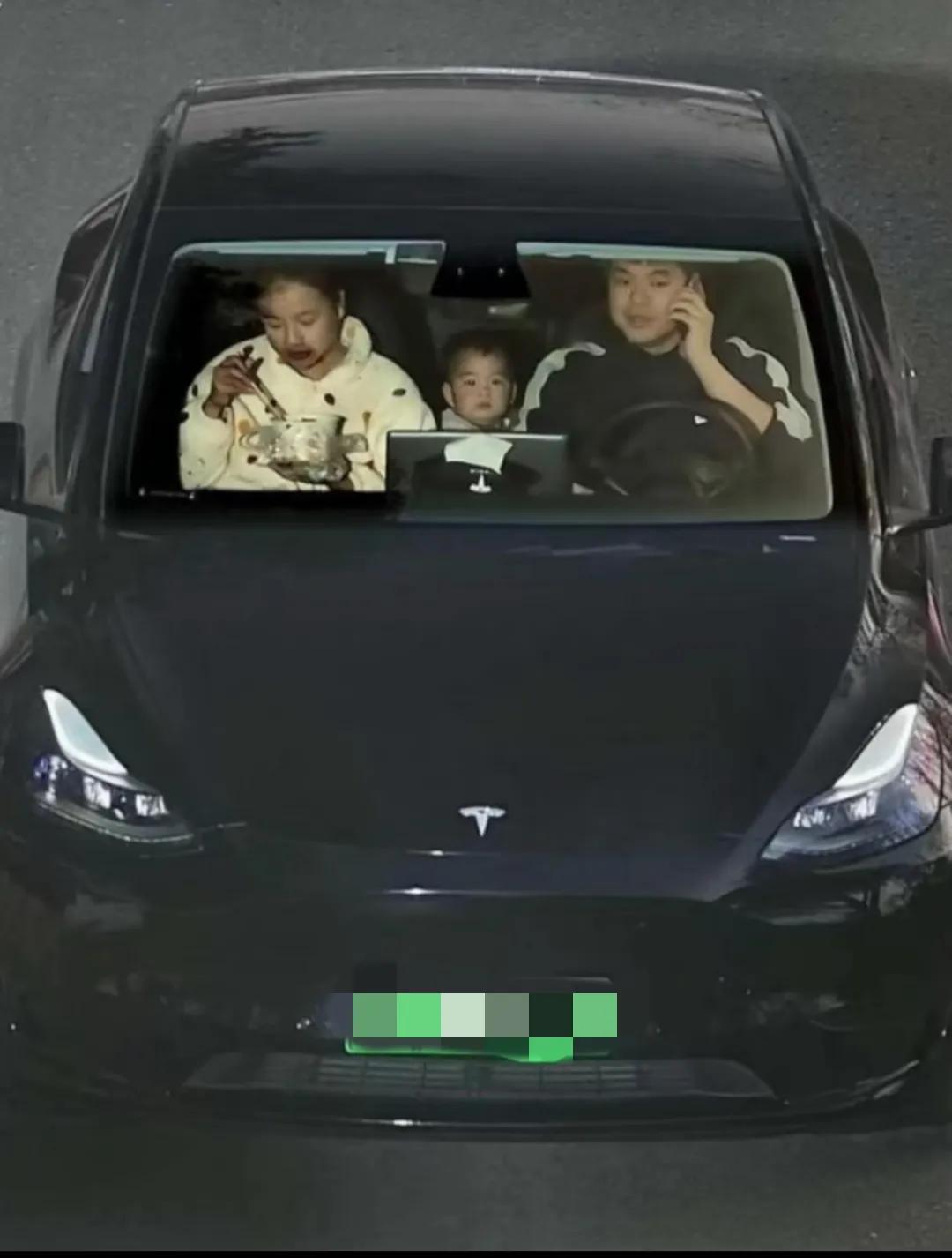 这一家三口车上各忙各的，能找到他们有几个违章吗？