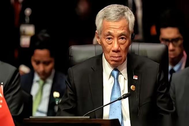 印尼的货船，以前去趟中国，得先在新加坡那儿拐个大弯，卸货、报关、再装船。新加坡啥