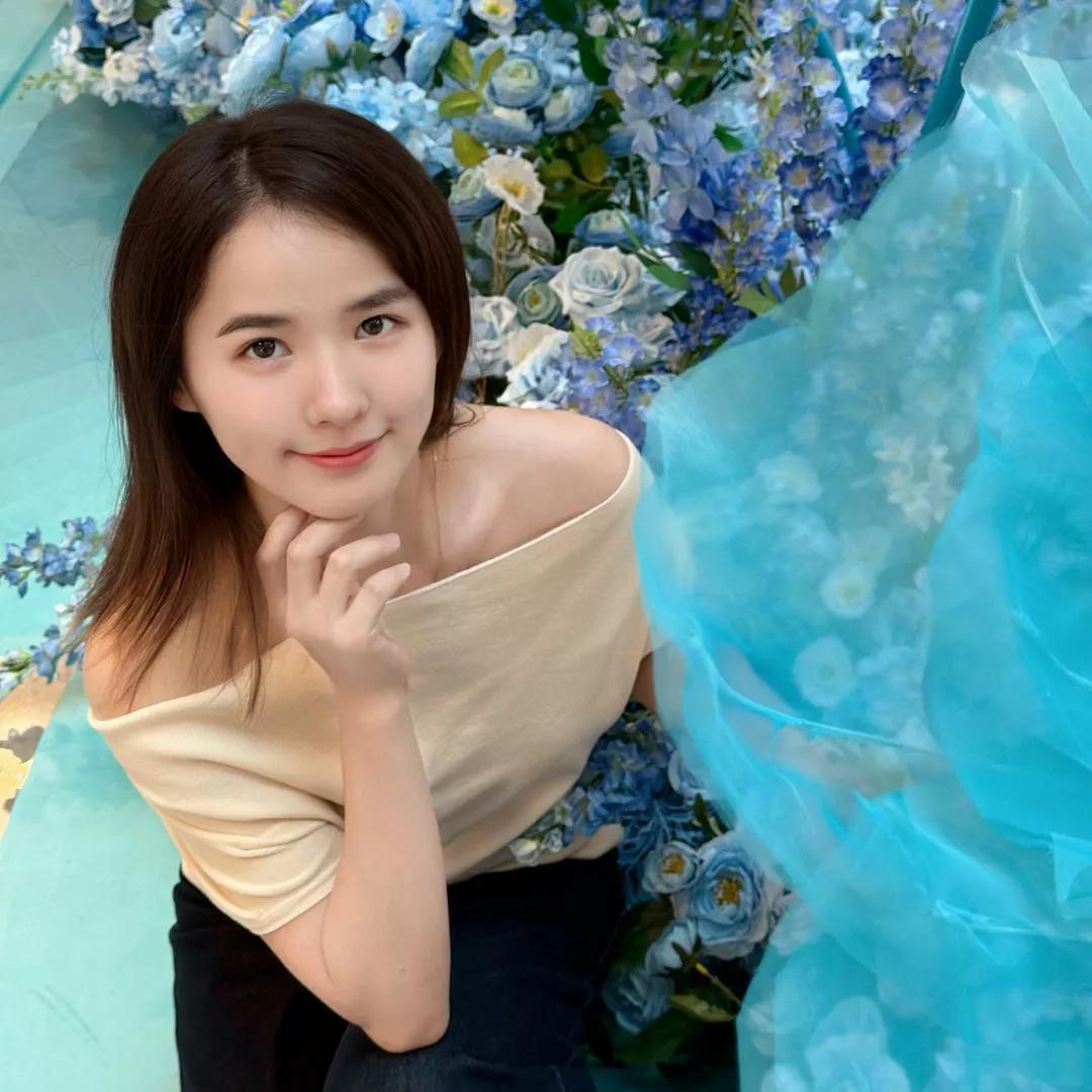 梦幻花海少女，浅笑倾城，花海中的小仙女！海边花海少女 花海少女照 梦幻粉色的花海