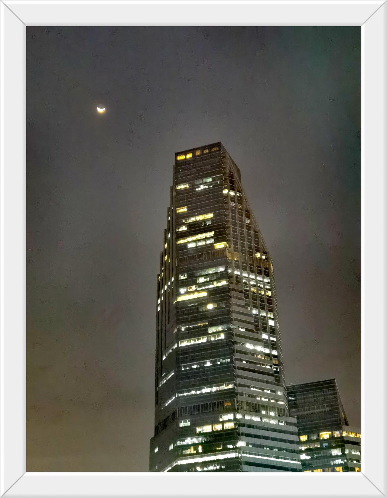 夜色茫茫，中华广场写字楼灯火通明，白领们不容易，都还在加班。