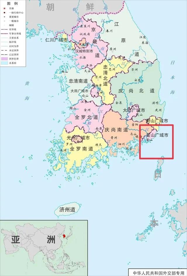 韩国经济大市釜山广域市，位于该国东南端，东靠朝鲜海峡，南与日本对马岛相望，面积虽